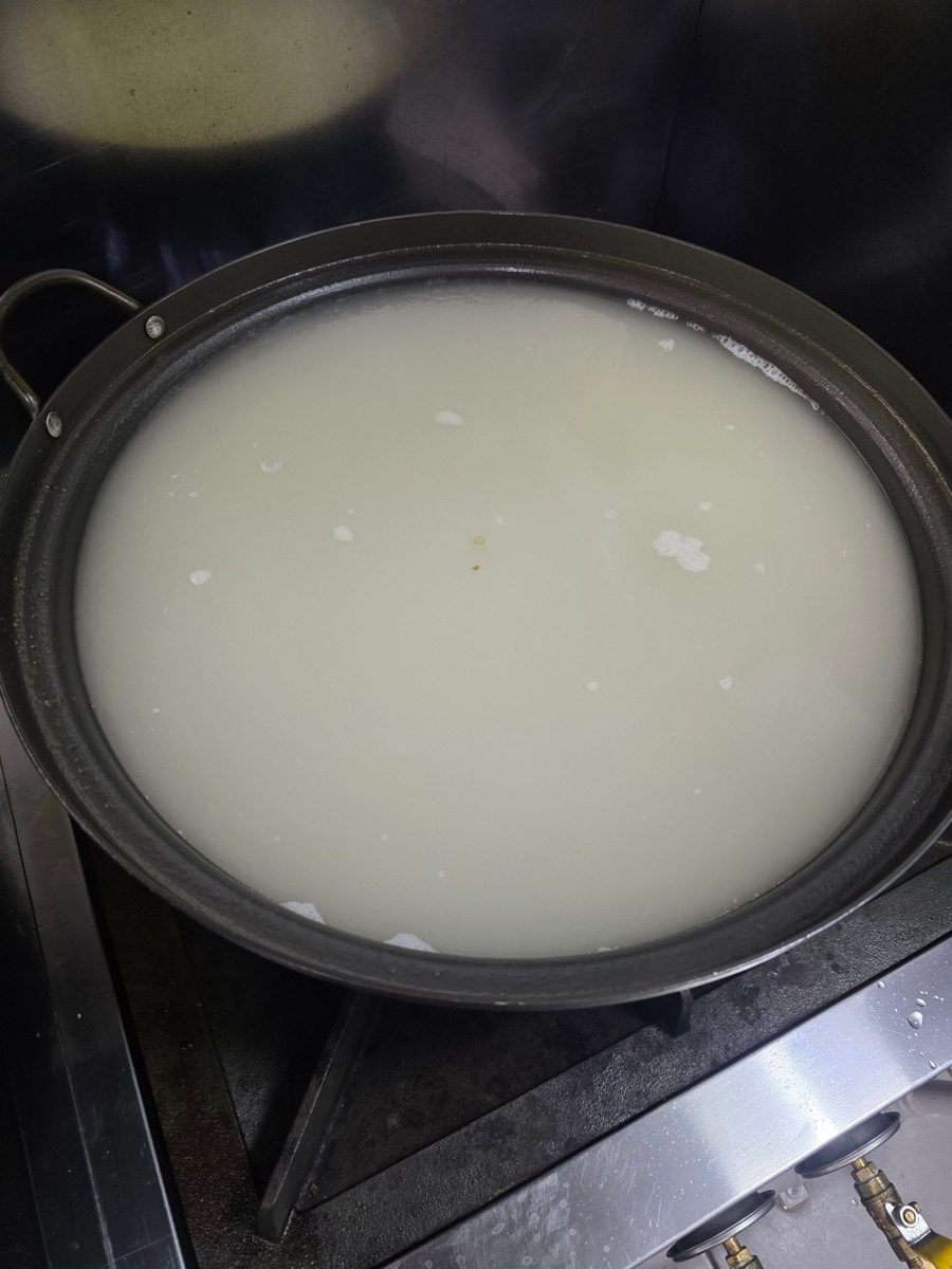 황태만 넣고 끓인 뽀얀 국물